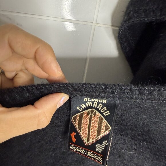 100% alpaca poncho women One Size Built In Scarf Button Down Black Made In Peru - Picture 4 of 7